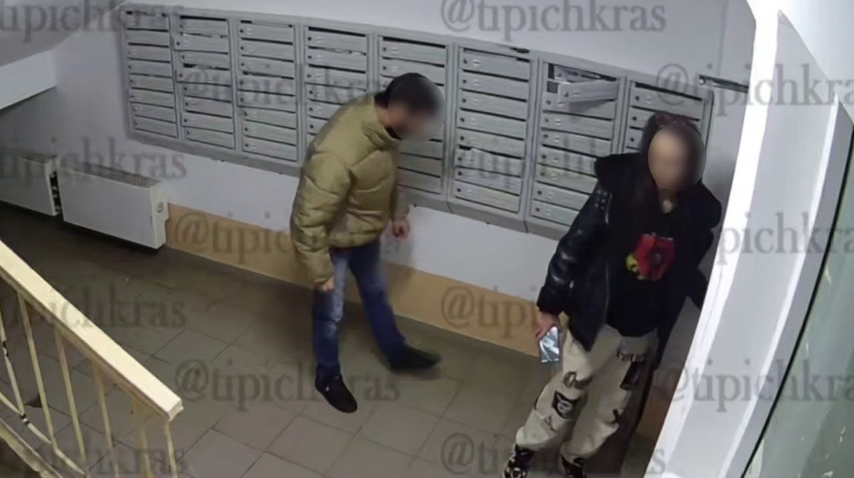 В Краснодаре пара разгромила подъезд многоэтажки в поисках закладок