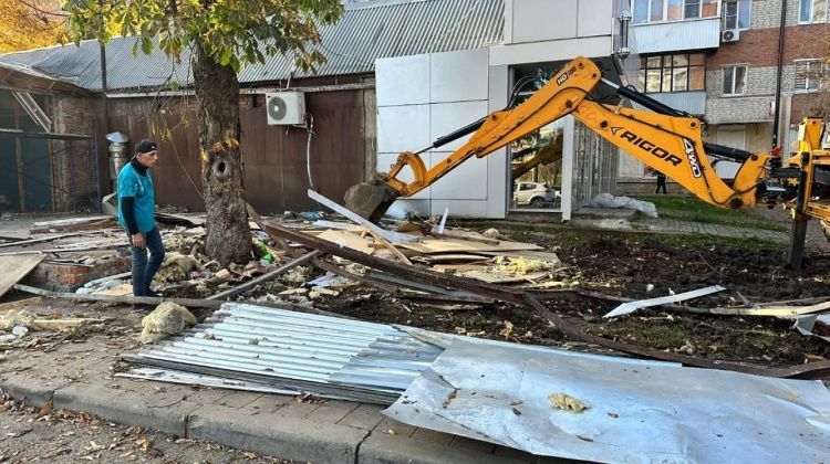 В Краснодаре снесли незаконный магазин
