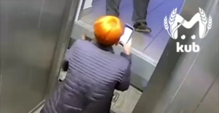 В Краснодаре сорвался лифт в новой многоэтажке! Внутри была женщина с собачкой