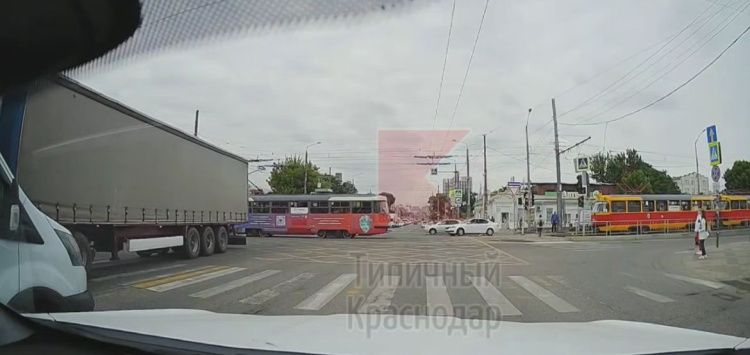 В Краснодаре трамвай чуть не протаранил легковой автомобиль