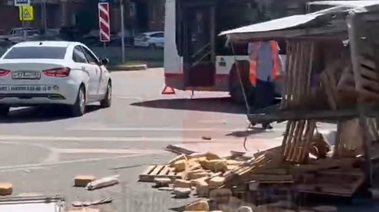 В Краснодаре хлебовозка врезалась в троллейбус: как это было