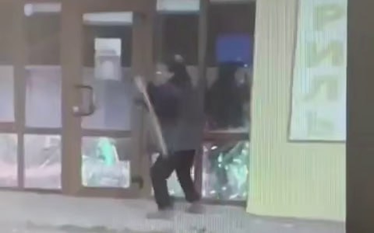 В Краснодарском крае мужчина обрезом трубы обрушил стеклянные витрины магазинов