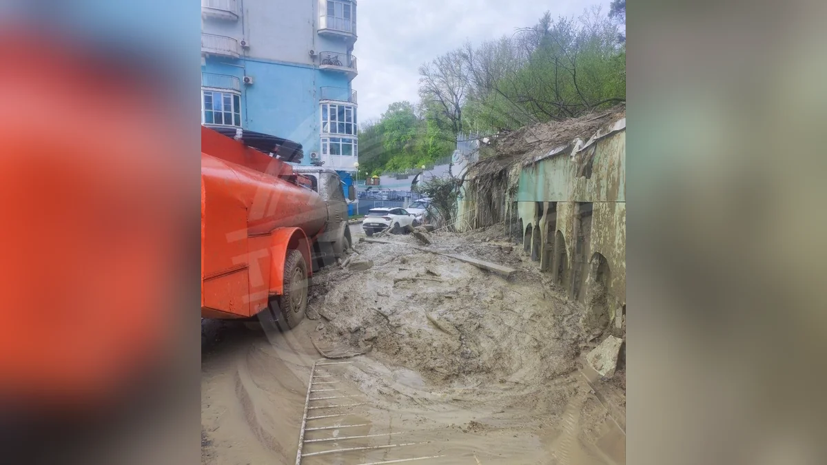 В МЦУ Сочи сообщили, что сошедший во двор ЖК сель не угрожает многоэтажке