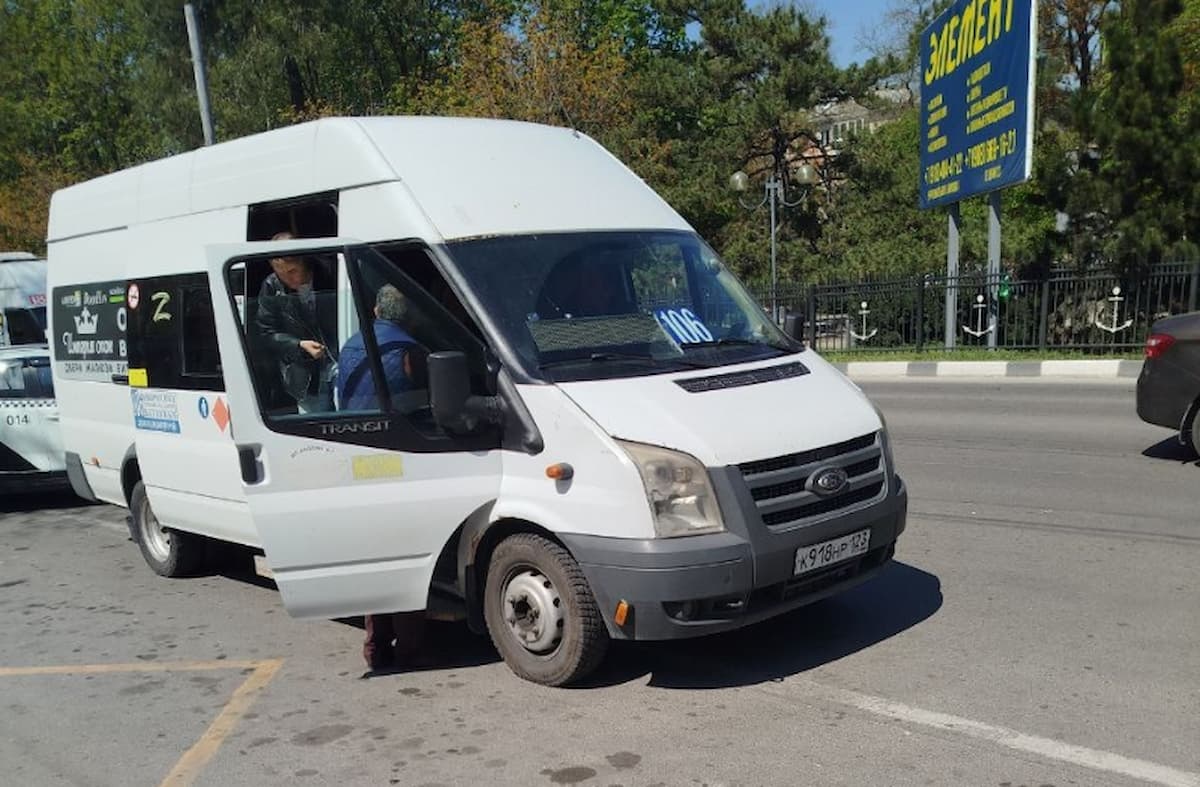 В Новороссийске маршрутчик не выпустил на остановке мальчика без налички