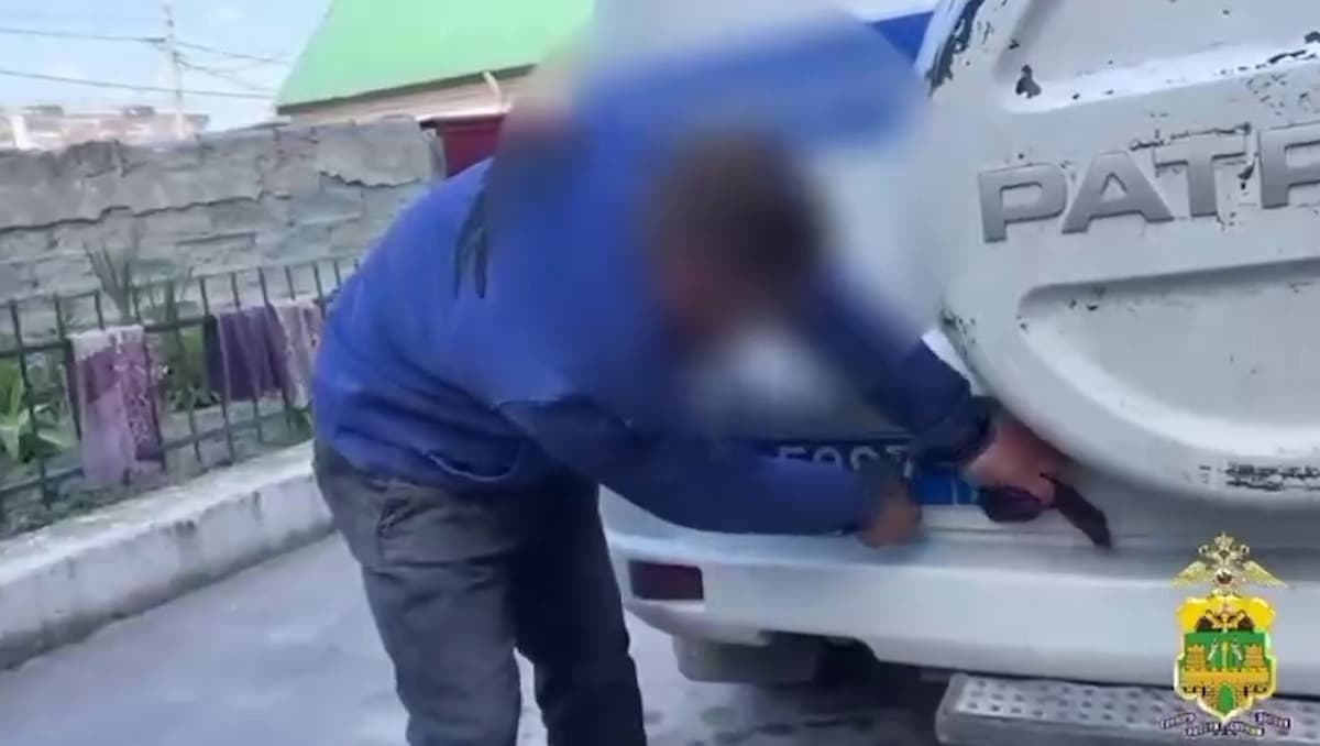 В Новороссийске справившего нужду на машину полиции хулигана заставили ее мыть