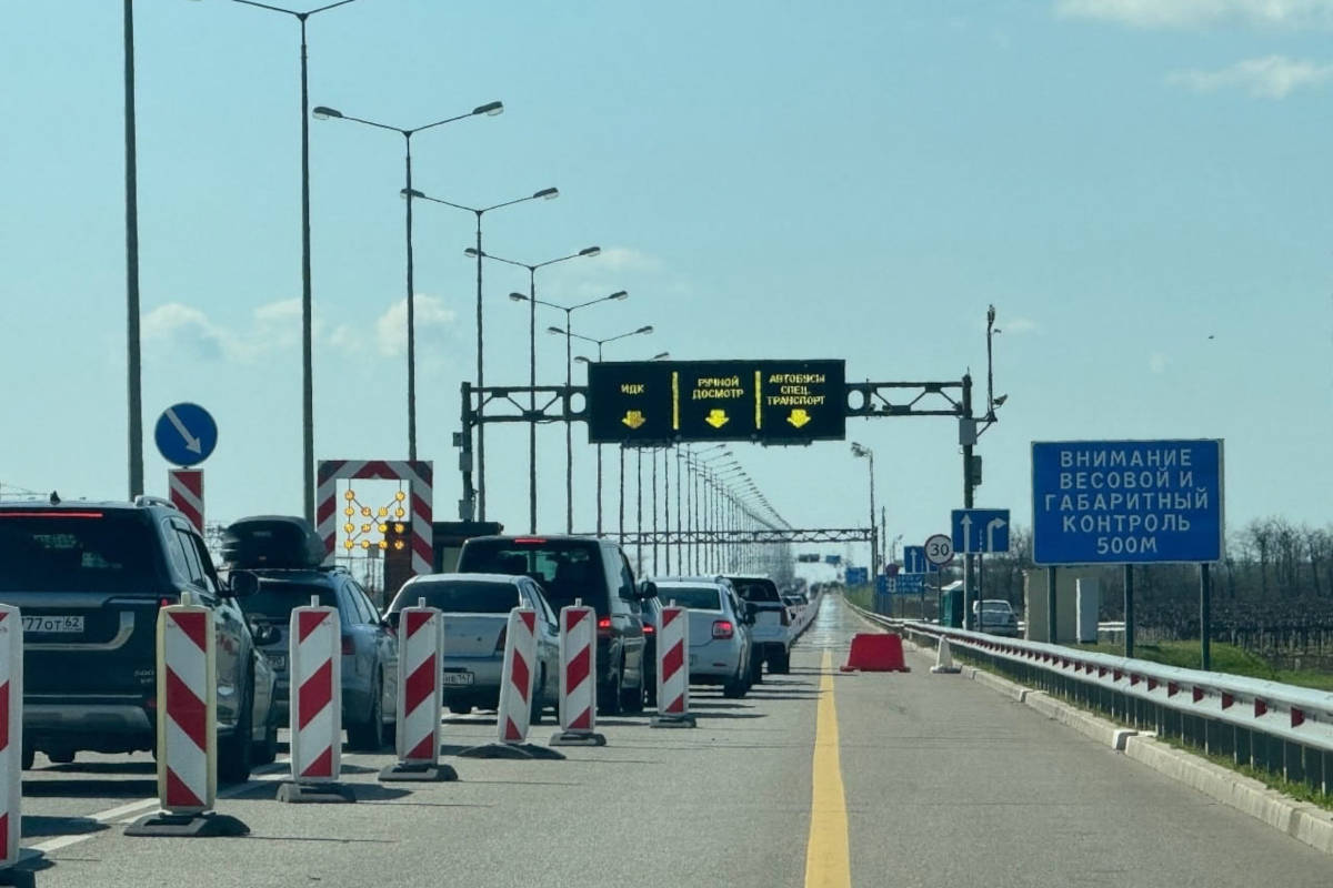 В очереди к Крымскому мосту днем 26 мая собрались более 200 автомобилей
