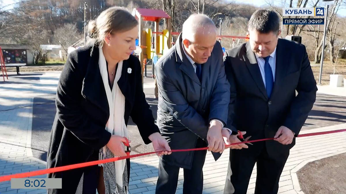 В поселке Перевалка Мостовского района открыли новую детскую площадку