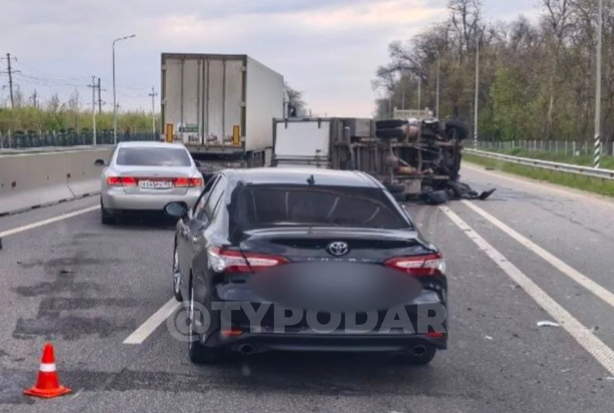 В пригороде Краснодара «Газель» опрокинулась на бок в результате ДТП