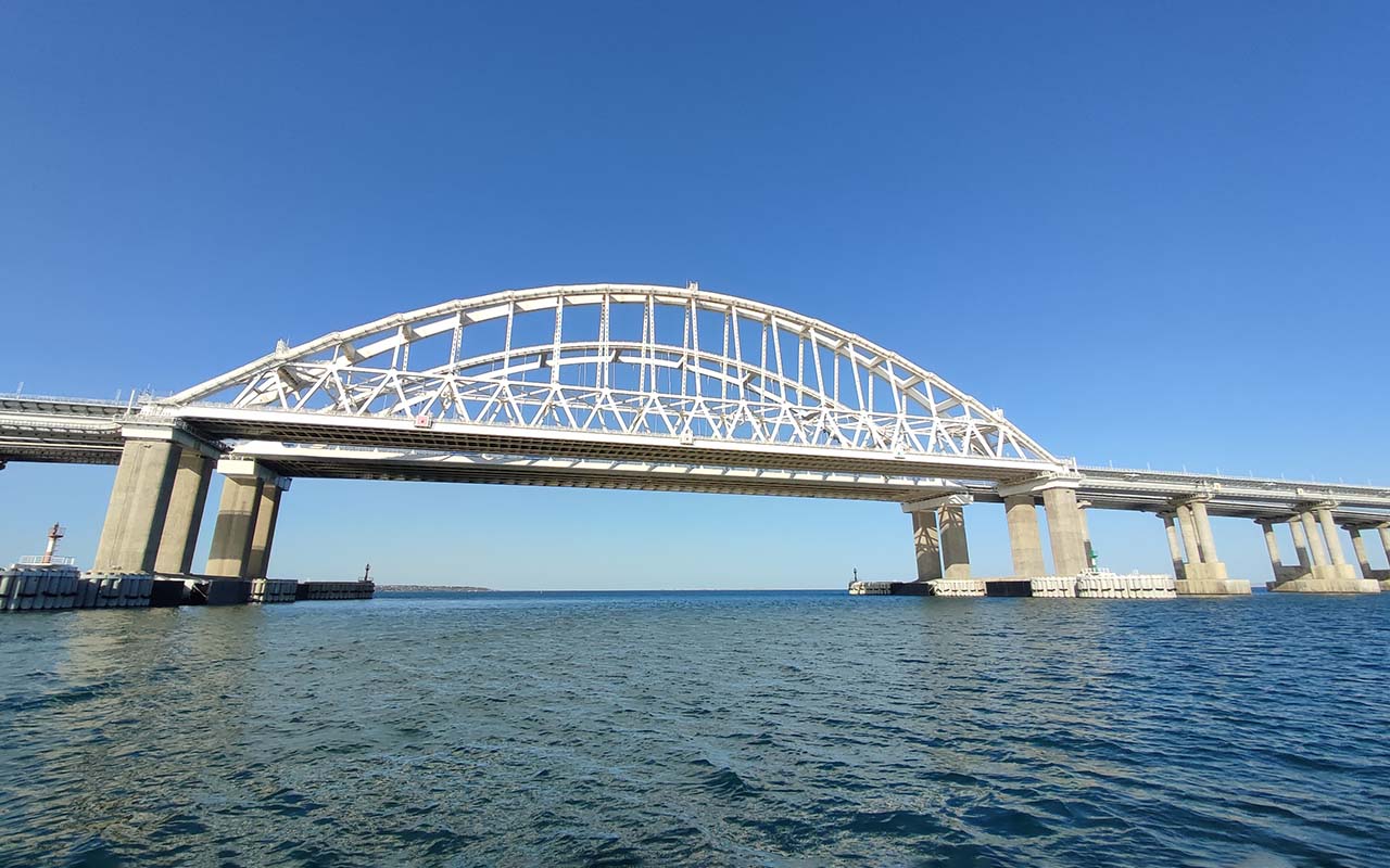 В пробках перед Крымским мостом днем 30 декабря скопились более 240 автомобилей