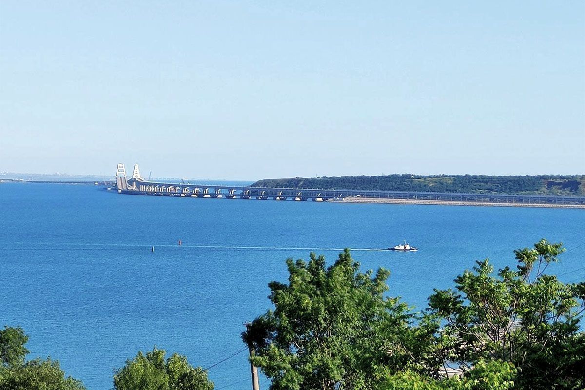 В пробке перед Крымским мостом днем 1 октября скопились более 350 автомобилей