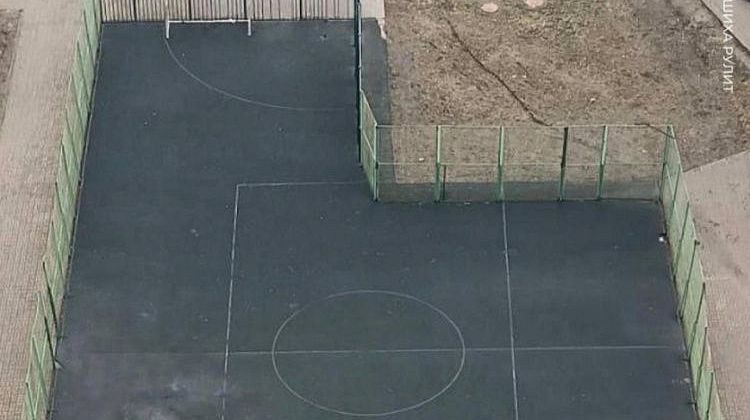 В России появилось футбольное поле с шестью углами: дети «благодарят» коммунальщиков
