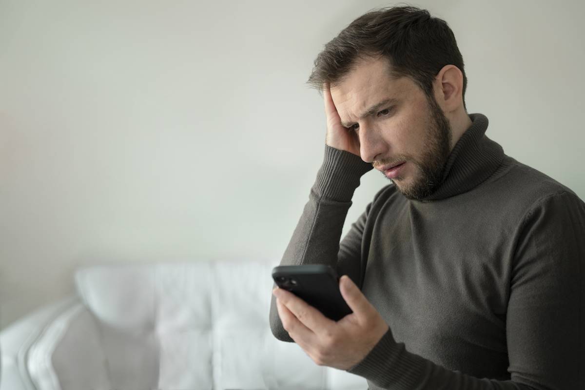 В России произошел сбой в работе Telegram, МАХ и сотовых операторов