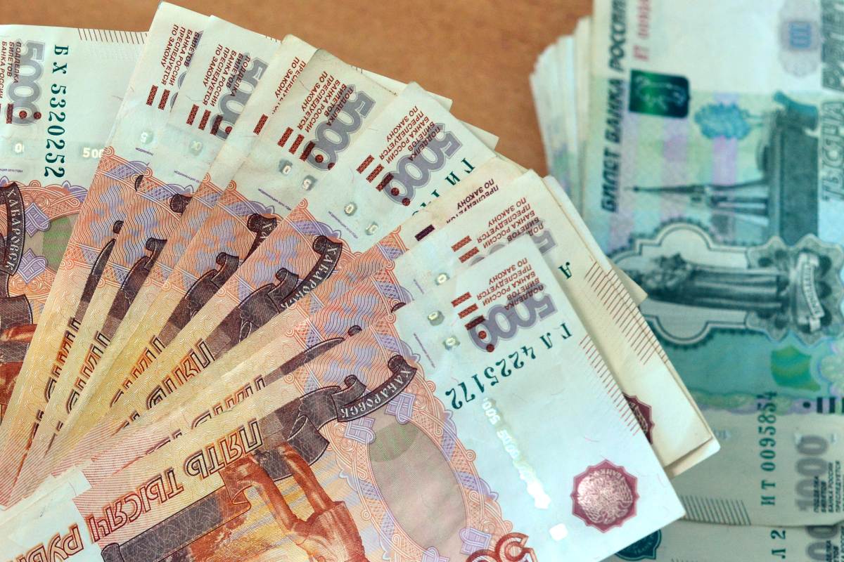 В России средняя зарплата в трех отраслях превысила 200 тыс. рублей