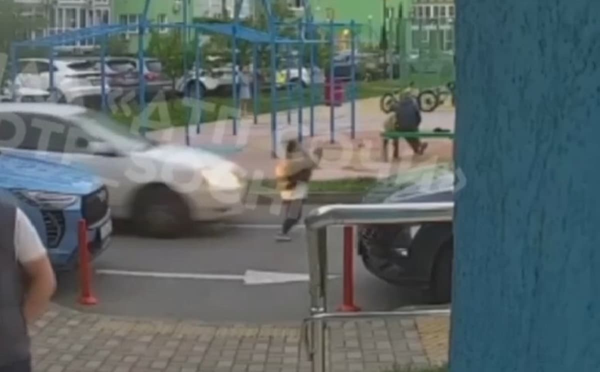 В Сочи водитель иномарки сбил выбежавшего на дорогу 4-летнего ребенка