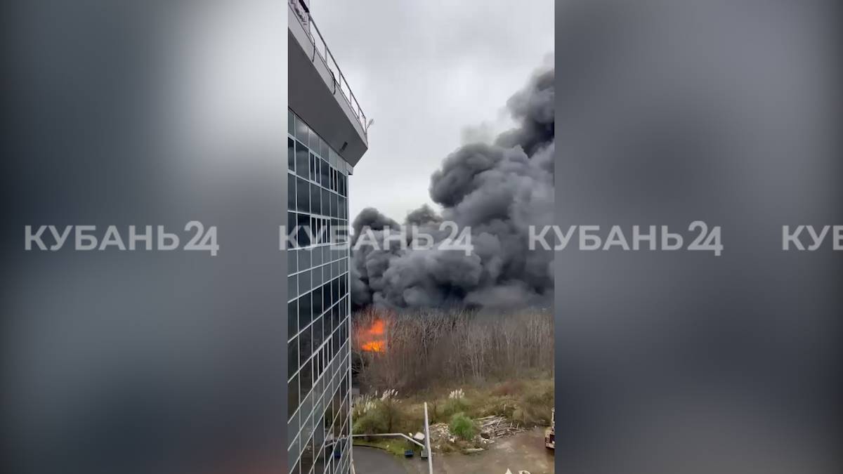 В Сочи загорелось здание автосервиса, один человек пострадал