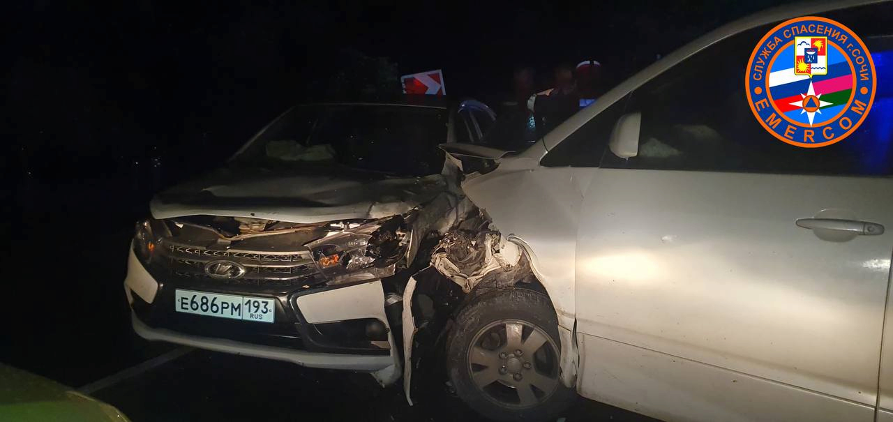 В Сочи иномарку занесло на мокрой дороге во встречную «Ладу», есть пострадавшие