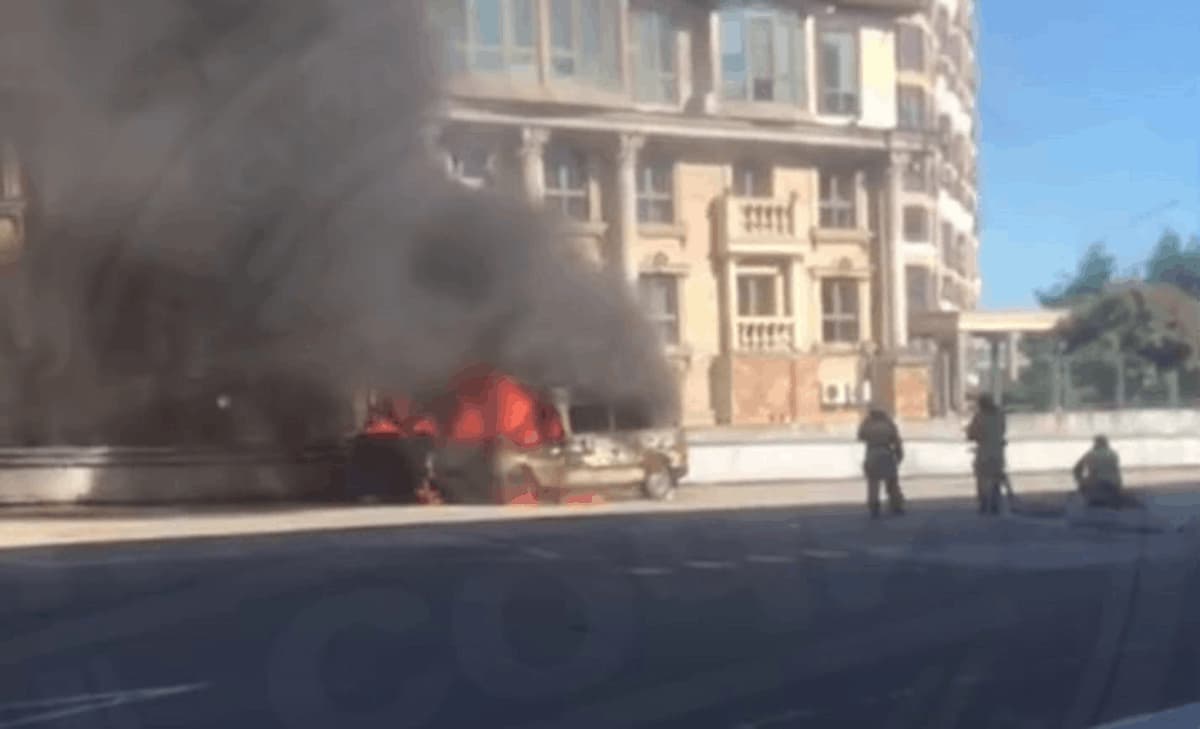 В Сочи огонь с загоревшегося контейнера с покрышками перекинулся на микроавтобус
