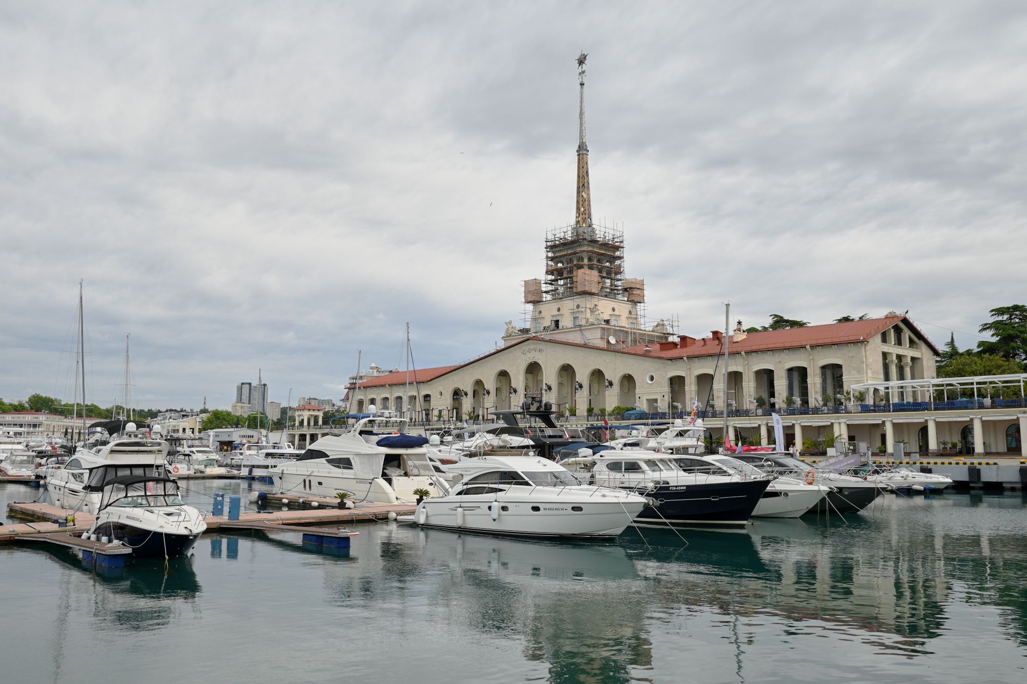 В Сочи при угрозе БПЛА и БЭК будут вводить ограничения на выход судов из портов
