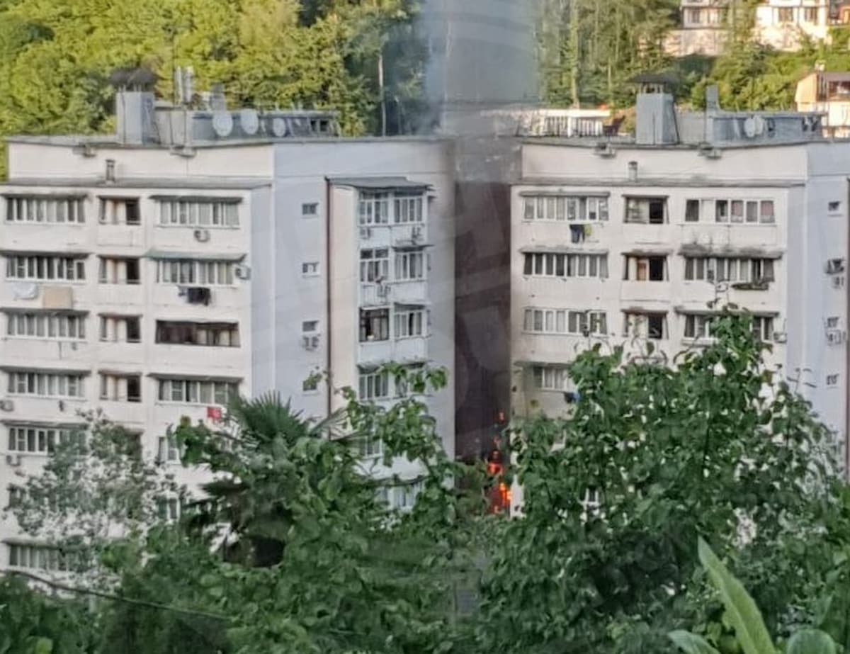 В Сочи спасли двоих жильцов во время пожара в девятиэтажке