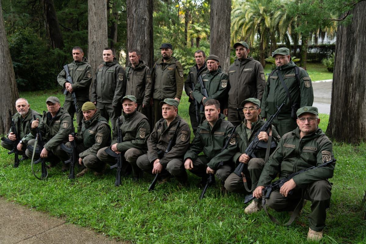 В Сочинском национальном парке инспекторы получили оружие для защиты природы