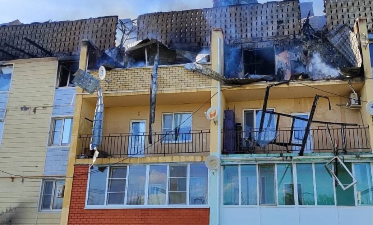 В Староминской потушили пожар в четырехэтажке, часть квартир уничтожена огнем