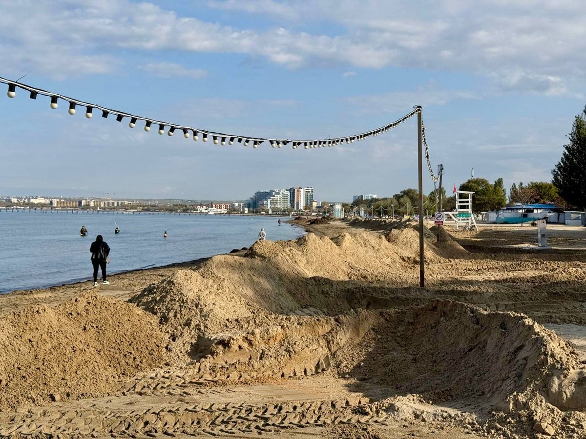 Вал для защиты пляжей от выбросов мазута начали восстанавливать в Анапе