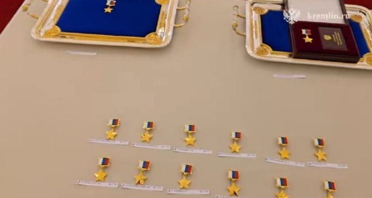 Владимир Путин вручает награды Героям России: церемония в Кремле