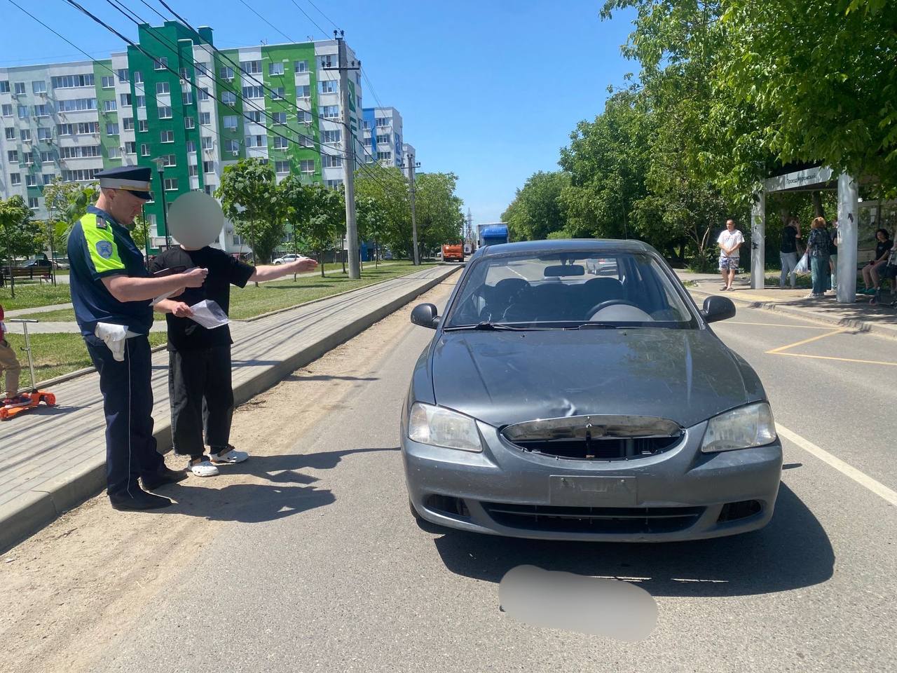 Водитель иномарки сбил школьника, выбежавшего из-за автобуса в Краснодаре
