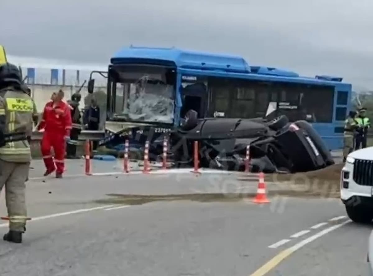 Водитель легковушки погиб в жестком столкновении с автобусом в Сочи