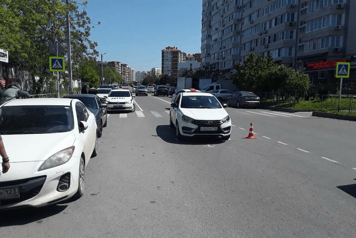 Водитель такси сбил школьницу на пешеходном переходе в Анапе