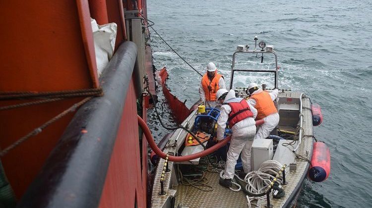 Водолазы подняли уже больше тысячи тонн мазута с прибрежной зоны Анапы и Темрюка