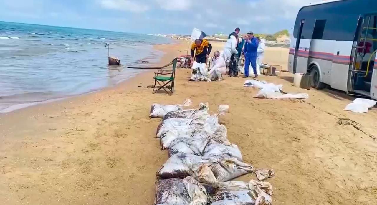 Водолазы собрали 19 тонн смеси мазута, песка и воды у берегов Анапы 5 мая