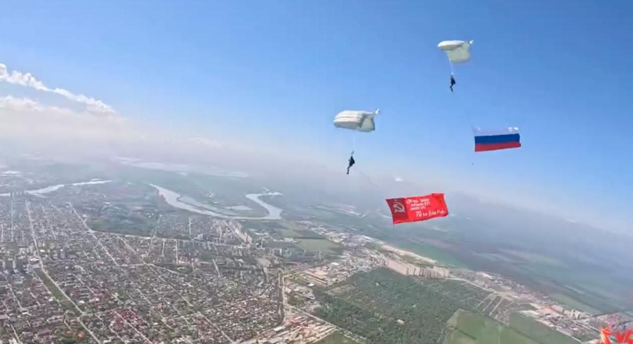 Военные парашютисты взяли в небо над Краснодаром Знамя Победы и флаг России