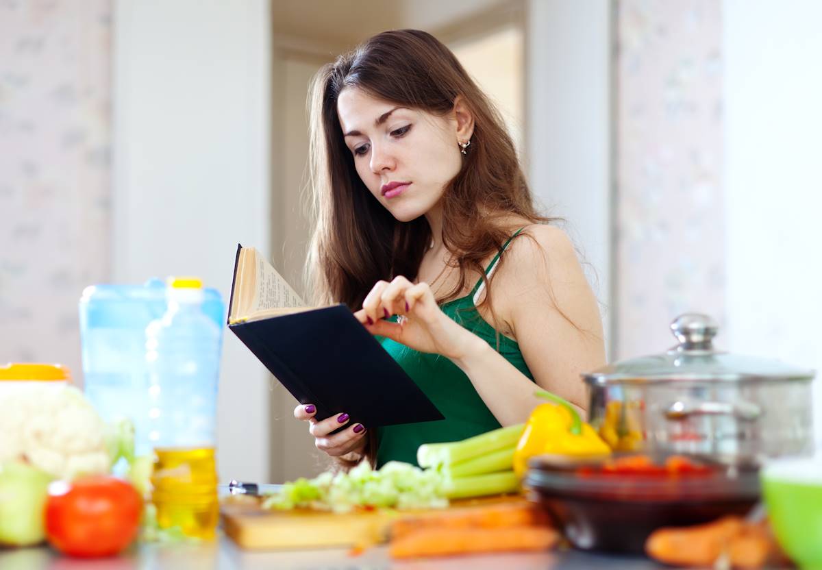 Врач Игнатенко назвала продукты, которых стоит избегать при выходе из поста