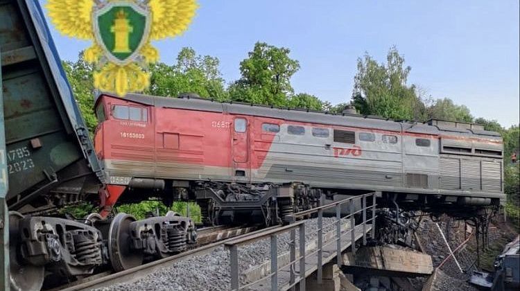 Второй! Обрушение моста в Курской области: грузовой поезд сошёл с рельсов