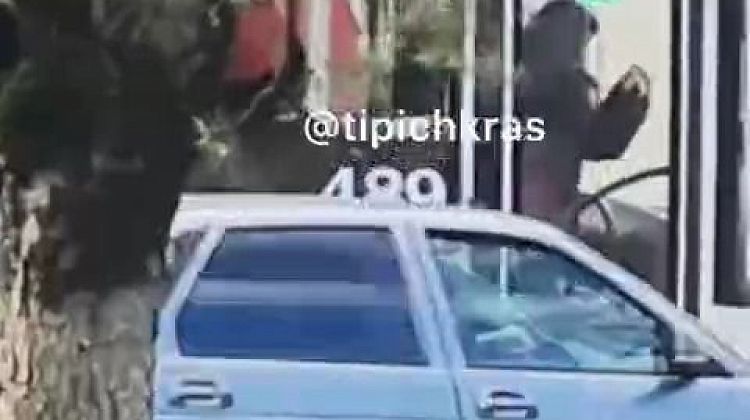 Выбивала двери автобуса, чтобы выйти: скандал в транспорте Краснодара