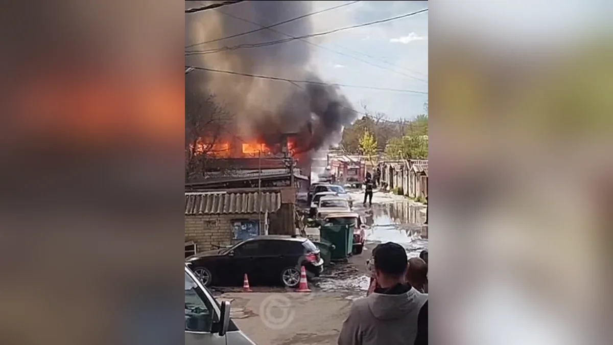 Гаражи загорелись на улице Автолюбителей в Краснодаре