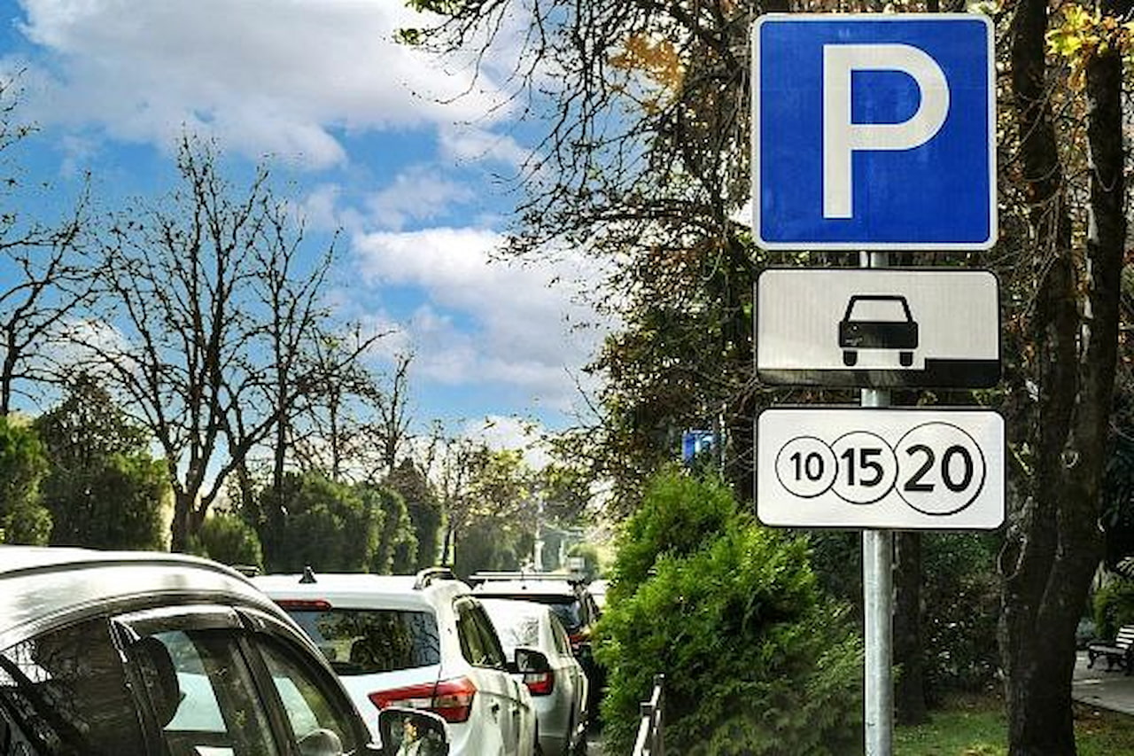 Городские парковки в Сочи станут бесплатными на Радоницу и майские праздники