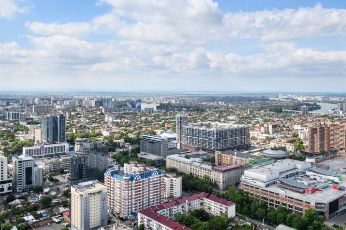 Громкий хлопок в небе напугал жителей Краснодара вечером 31 октября