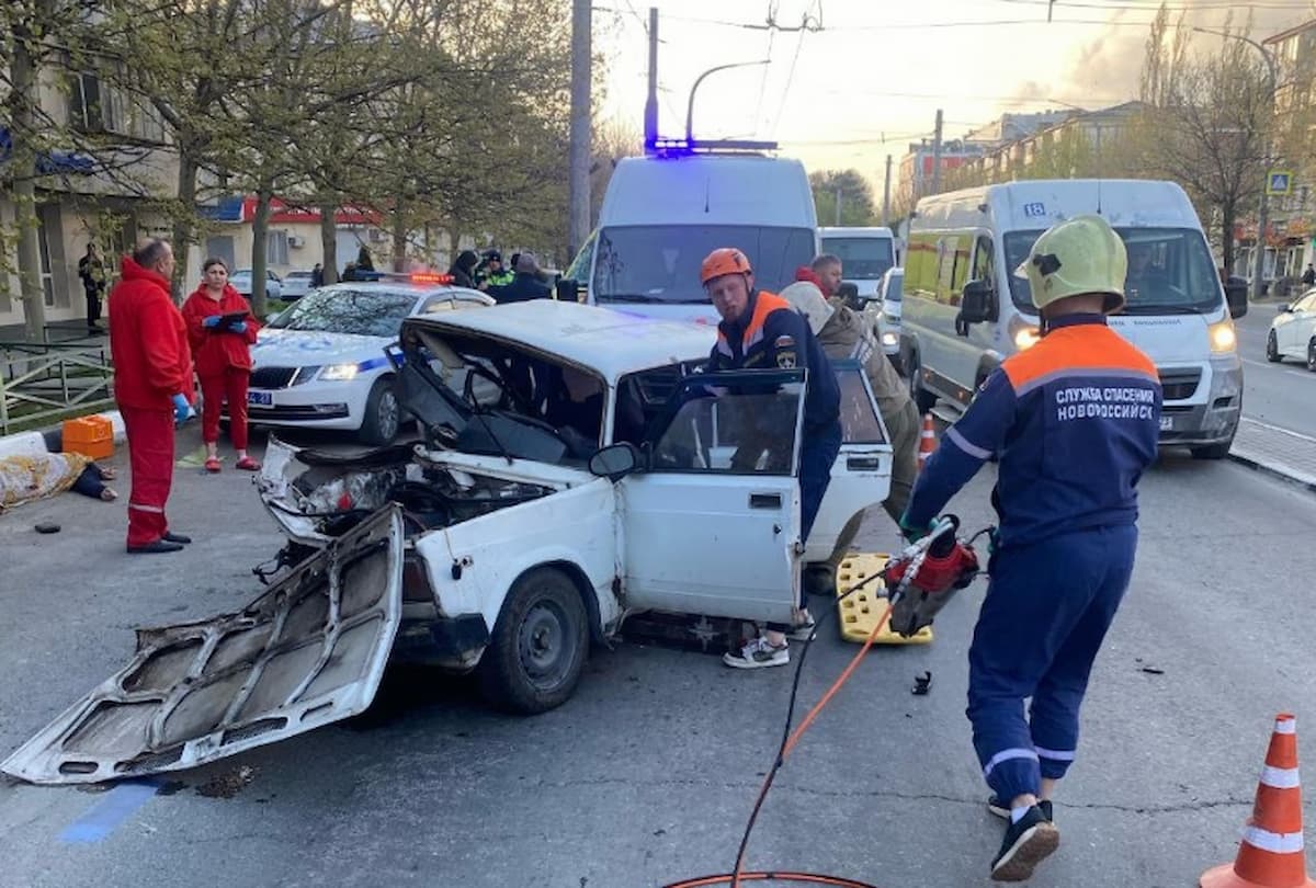 Два человека погибли в ДТП в Новороссийске, тела пришлось вырезать спасателям