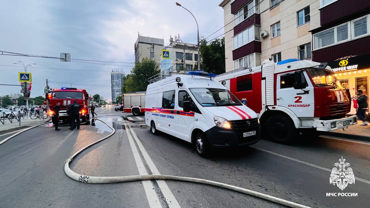 Двухэтажное здание загорелось напротив театра драмы в Краснодаре