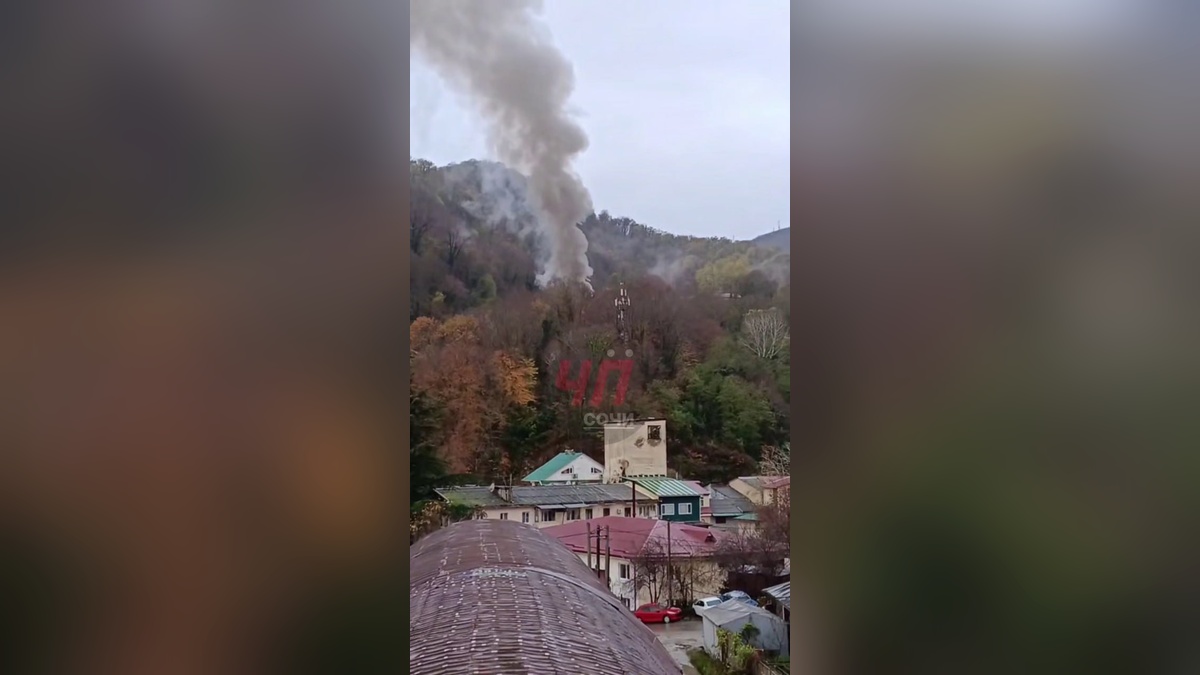 Двухэтажный дом с мансардой загорелся в Сочи