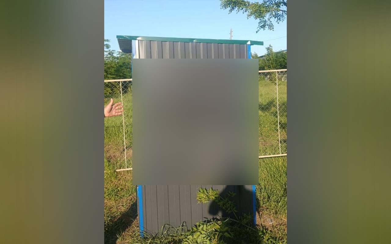 Девушка нарисовала символ нацистов на кладбищенском туалете в Краснодарском крае