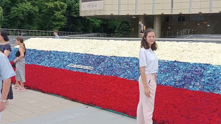 День России в Краснодаре: флаг из бутонов роз, церемония поднятия, автопробег - подробности
