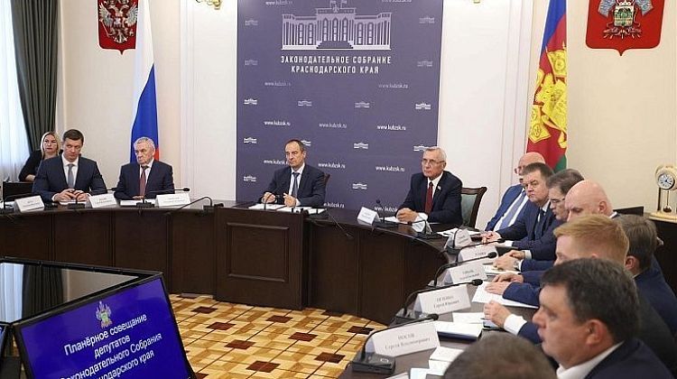 Депутаты ЗСК обсудили меры поддержки педагогов Кубани