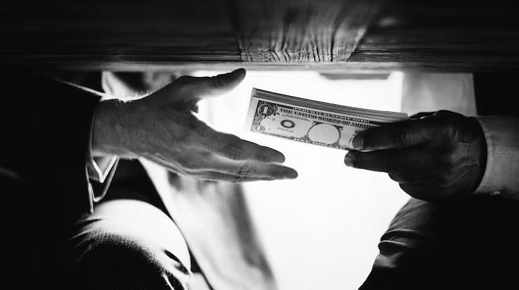 Дешево и сердито? Сколько составила самая популярная взятка в России