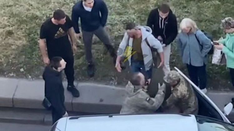 ДНЕПР! Жесть, что творится! НЕлюдей в форме чуть не разорвала толпа украинцев