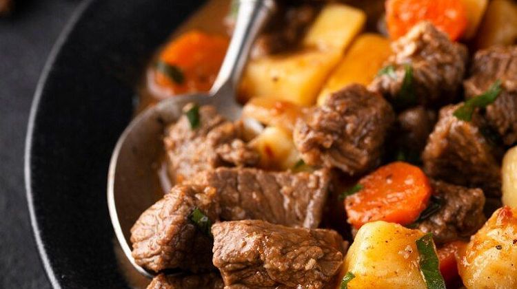 Добавление вина при тушении овощей и мяса: зачем это нужно?