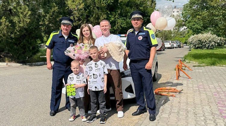 Дорога к жизни: новороссийские инспекторы ДПС помогли роженице