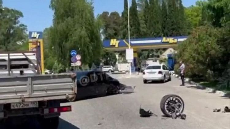 ДТП с вырванным колесом у Мерседеса в Сочи: что известно
